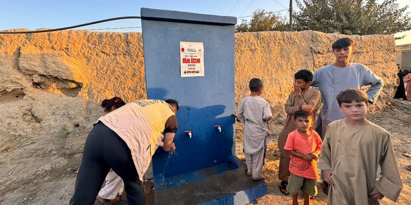 Afganistan’da açılan su kuyusunun başında toplanan çocuklar