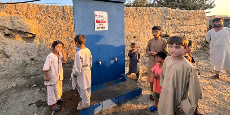 Afganistan’da yeni açılan su kuyusunun çevresindeki köy çocukları